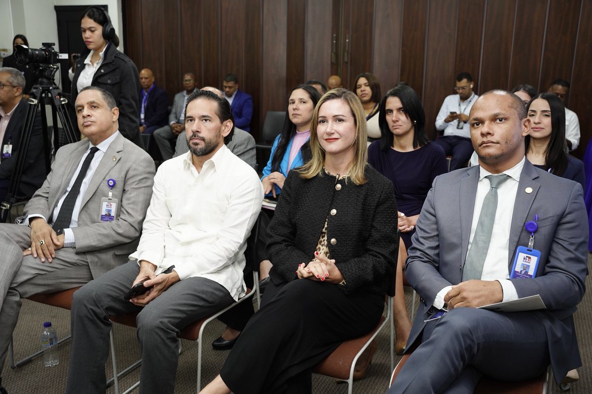 Hoy firmamos un convenio con Internet Society DO (ISOC-DO) 🤝, una alianza que busca cerrar la brecha digital 🌐, ampliar la conectividad en comunidades vulnerables 📡🏘️ y abrir más oportunidades de aprendizaje en competencias digitales 💻 para todos los dominicanos 🇩🇴.