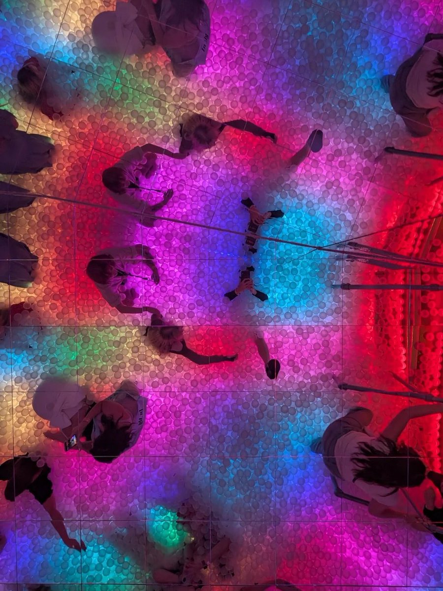 Bexe2142's tweet image. Club nights are made of loud beats, bright lights, endless laughter, and unforgettable memories created with friends all night long. 🎶✨