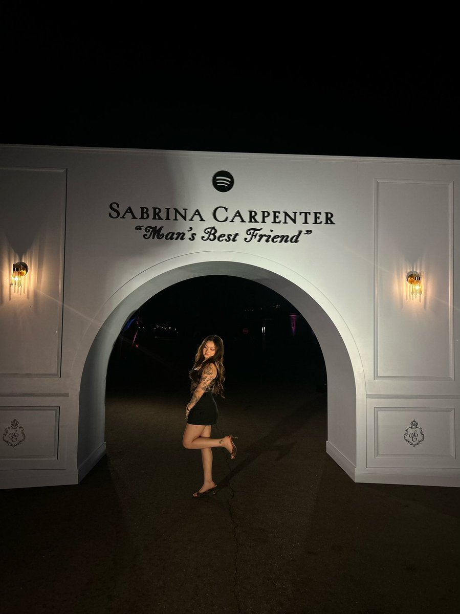 briniboo's tweet photo. Such a fun night 🖤 @TeamSabrina @SabrinaAnnLynn #sabrinacarptener #teamsabrina https://t.co/yYvidrgBUD
