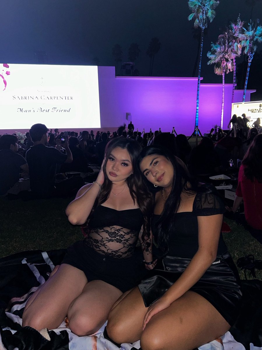briniboo's tweet photo. Such a fun night 🖤 @TeamSabrina @SabrinaAnnLynn #sabrinacarptener #teamsabrina https://t.co/yYvidrgBUD