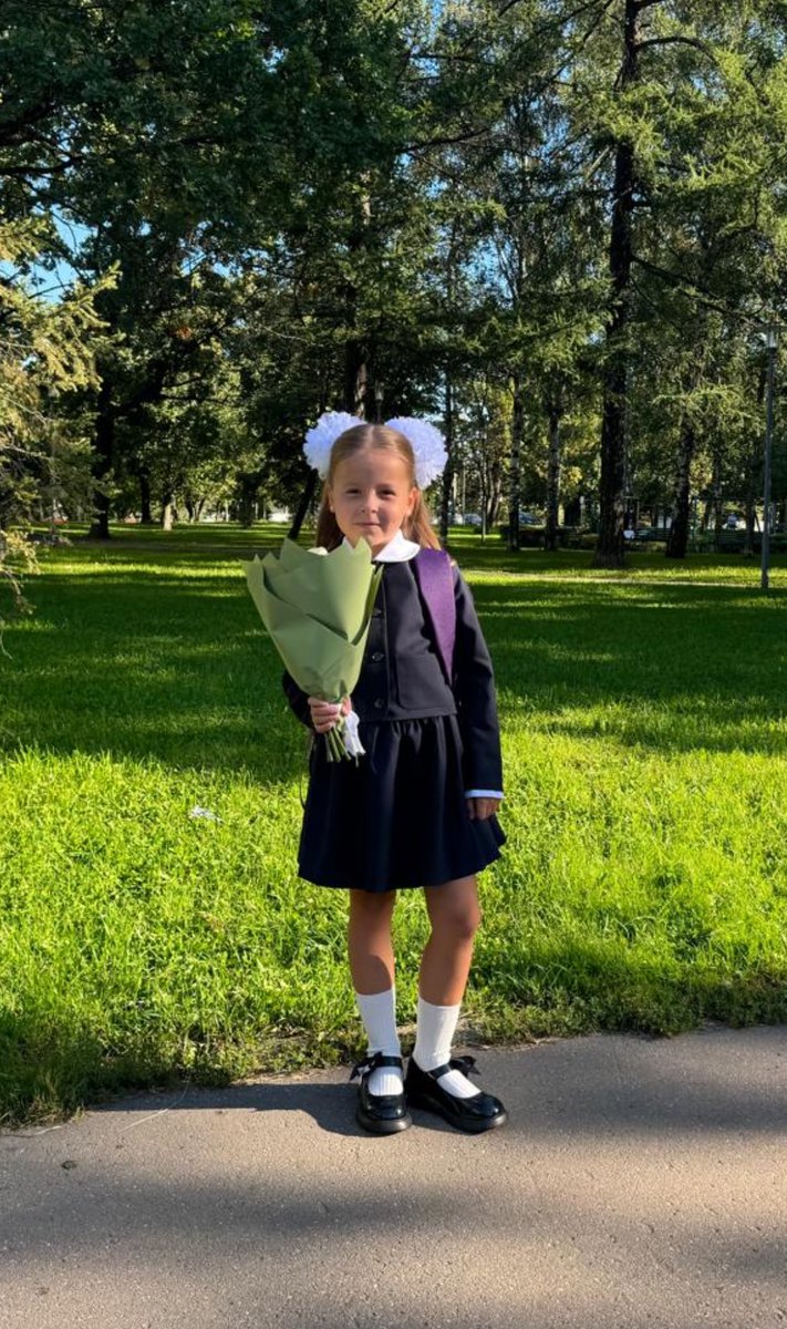 Эта красотка пошла сегодня в первый класс 
Причина почему половину дня у меня на мокром месте глаза