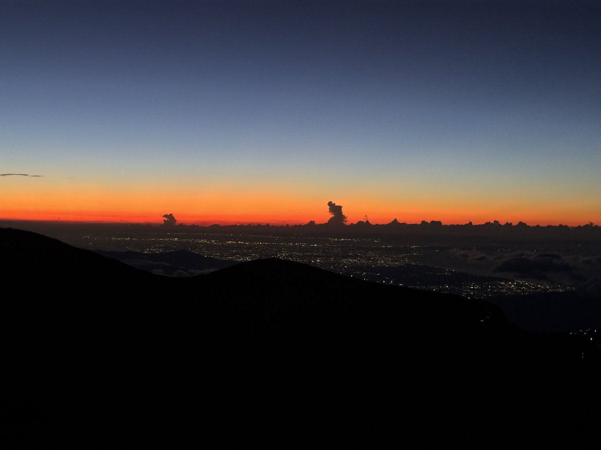 mt223guide's tweet photo. 本日の夜明け前、街明かりとオレンジとブルーの空がとてもきれいです。
#富士山 #富士宮口 #mtfuji https://t.co/VzqNvh6BGc