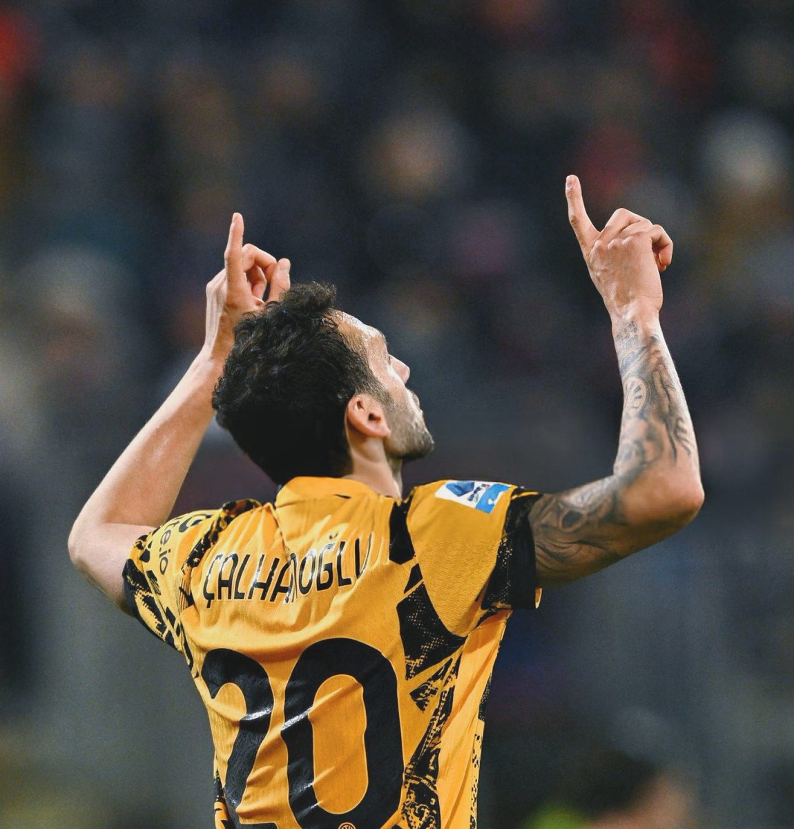 Galatasaray'a gelmek için aylardır çabalayan, maaşında ciddi fedakarlık yapıp mevcut takımına rest çeken Hakan Çalhanoğlu'nu 2-3 milyon euro için almayacaksanız bu da sizin ayıbınız olsun. #HakanCimboma