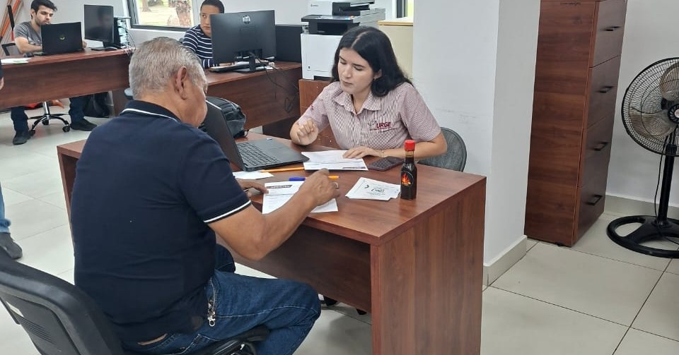 La Dirección de Gestión Empresarial de CEMERGE visitó Eldorado para promover la 2ª campaña de registro de marca con precio diferencial. Se atendió a +40 negocios y se dialogó con autoridades sobre trámites y licencias.
#CEMERGE #Eldorado #Emprendedores #Sinaloa #Marcas