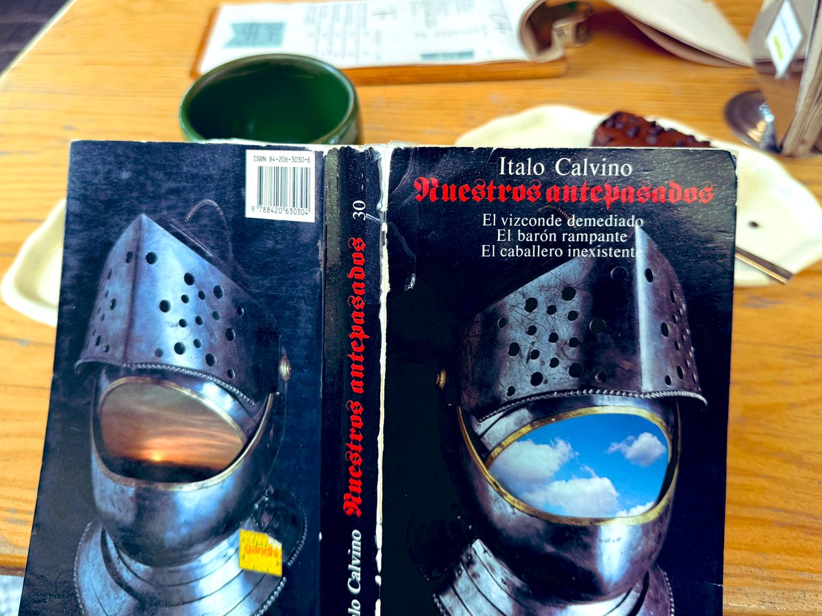 Re-lectura de cabo a rabo las tres historias de #ItaloCalvino, mismas que el autor denominó como “divertimento”. Volver a leerlas 20 años después es muy interesante. Tenían un eco juvenil en mi memoria, hoy saboreo cada frase, cada personaje sin prisa, y cobran nuevo sentido.