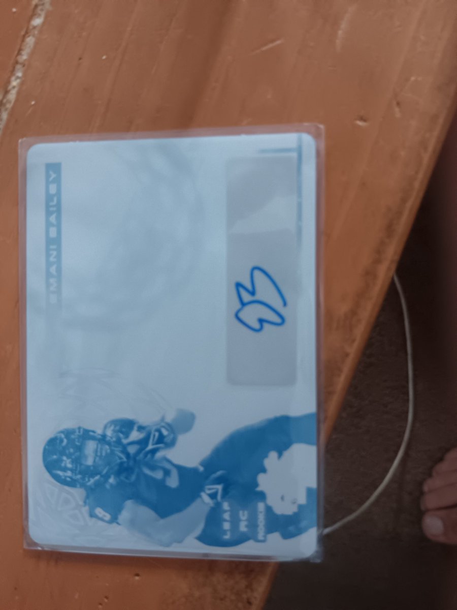CroyleThe's tweet photo. @CardPurchaser Any help with this card? I know its a Print Plate 1/1 but the name and auto and pic on the front is different than what's on the back. Error card? Lol https://t.co/VSQkZAkvPk