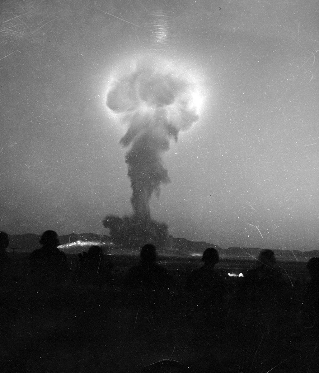 «Smoky» nuclear test, 44 kilotons, 210 m tower, Nevada Test Site, 5:30 a.m. 31 August 1957. A test of the boosted TX-41 warhead primary and secondary in a bomb mockup. 1150 soldiers participated in a military exercise.