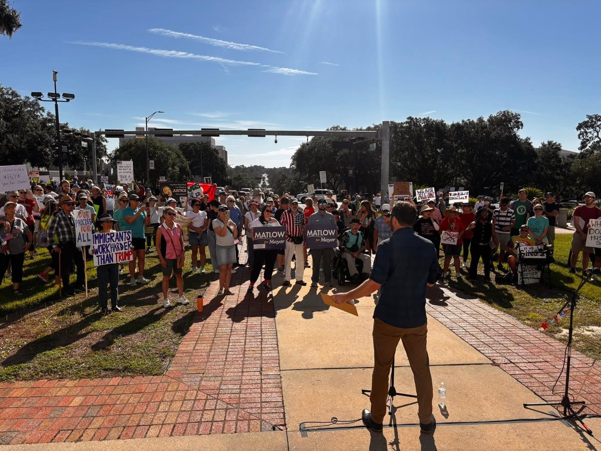 Today I stand with the working people of our city, on Labor Day, to remember the hard fought battles that won us an 8 hour work week, the minimum wage, created the social safety net and dismantled child labor mills.

#1u