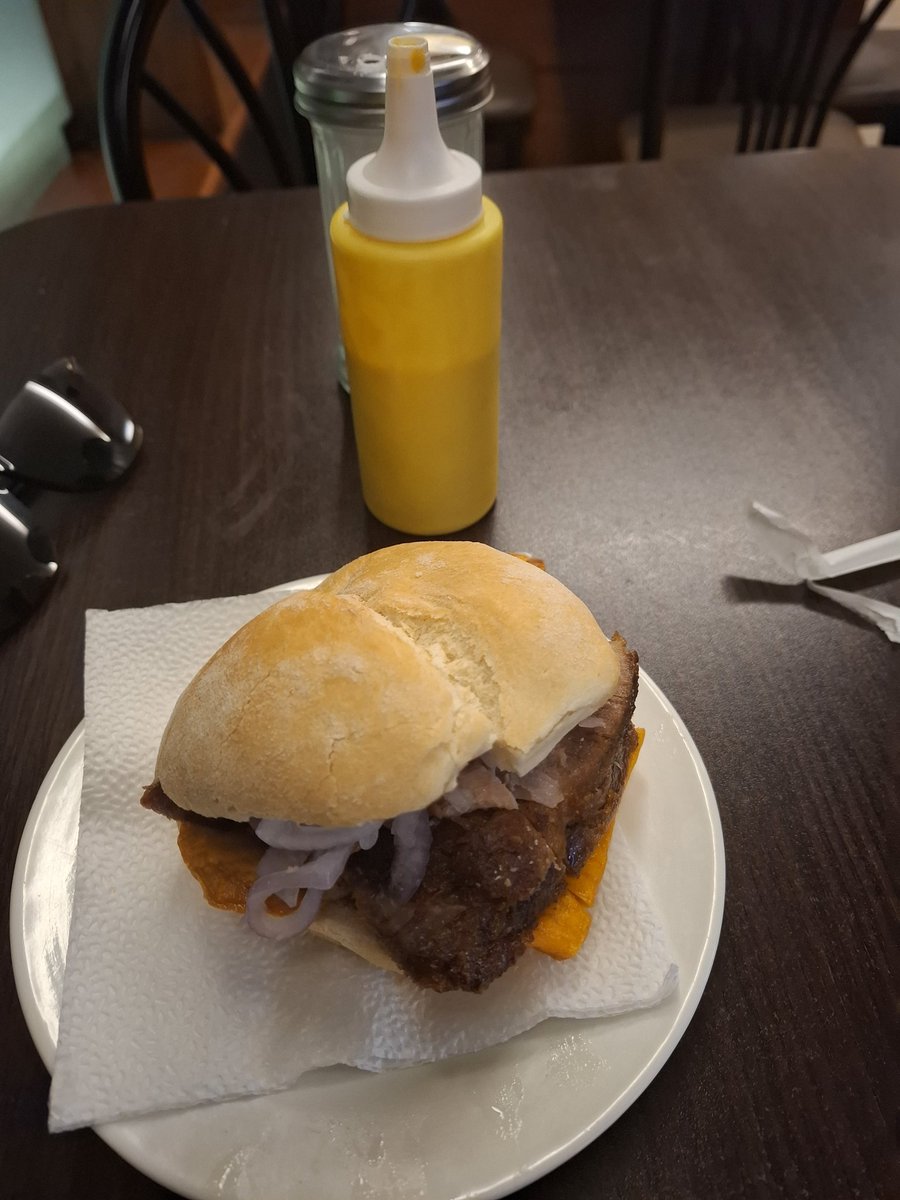 Tezeract_712's tweet photo. Sinceramente lo del mundial de desayunos me llega al pincho, no necesito que un extranjero me diga que nuestra comida es deliciosa cuando lo sabemos todos los peruanos. Quienes se empeñan en escucharlo, están desesperados por su aprobación. Siempre elegiré al pan con chicharrón. https://t.co/Urwo0bc6TP