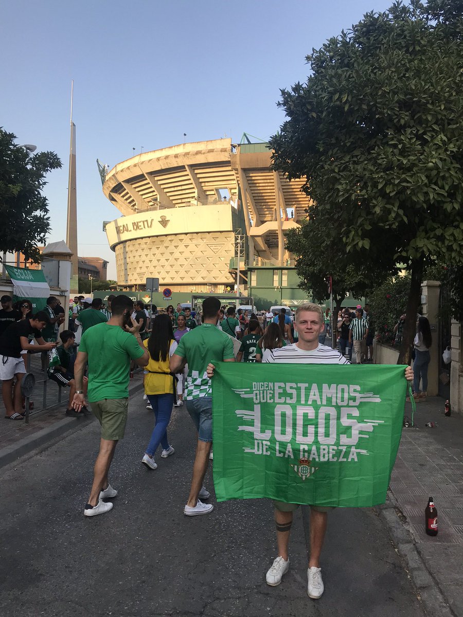Crazy that yesterday marked 6 years since my first Real Betis match and without realising, I marked it by going to watch them vs Bilbao.

The fans, the atmosphere, the matchday routine, and of course, the sunflower seeds. The list goes on.

<a href="/RealBetis/">Real Betis Balompié 🌴💚</a> <a href="/RealBetis_en/">Real Betis Balompié</a> 💚🤍