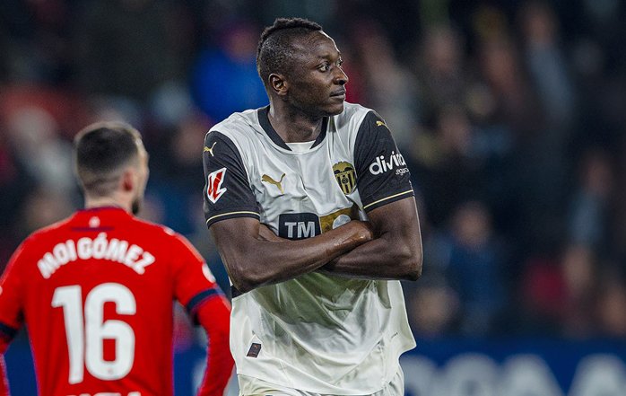 Triste por él. Coñas a parte. El mejor jugador torpe del mundo. Umar Sadiq Mesbah. Las calles no olvidarán cómo aportó para que hoy sigamos jugando en Primera División. Tarado de época.