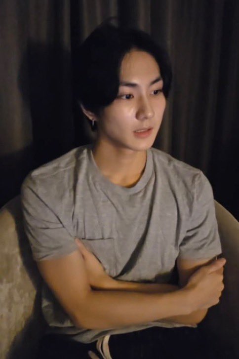 새벽에불러내면 아잠만요... 하다가 이런옷입고나옴
옷이다빨래중이라구석에잇던거입엇어요 이럼
아...시발