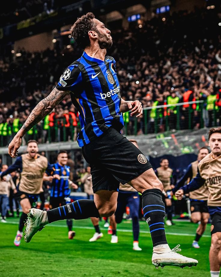 2024 Ballon d’Or’da 20. sıraya girmiş, geçen sene Şampiyonlar Ligi finali oynamış adam kapımızda yatıyor. Gelmek için yapmadığı fedakarlık kalmadı. 

Bu rezilliklerinizi örtmez ama gidin, alın getirin.

 #HakanCimboma