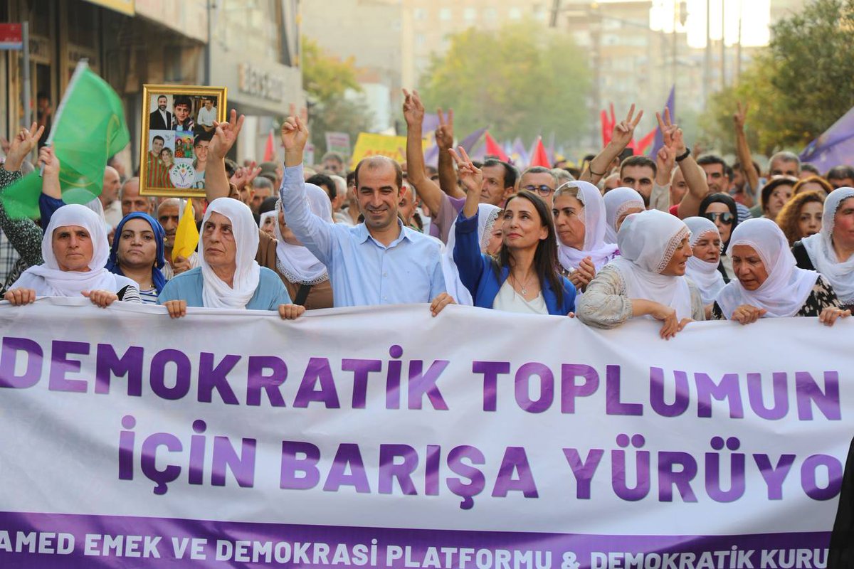 Eş Genel Başkanımız Keskin Bayındır, Amed Emek ve Demokrasi Platformu ile Demokratik Kurumlar Platformu öncülüğünde, 1 Eylül Dünya Barış Günü dolayısıyla, yapılan yürüyüşün ardından konuştu:

Kürt halkı diliyle, kültürüyle toprağında özgürce yaşamak istiyor. O yüzden Kürt Halk