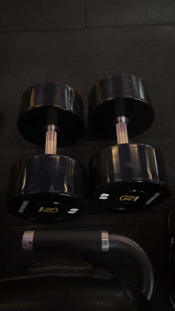 Mais um dia pegando 40kg no supino inclinado. Vou voltar a ser peitudo na marra