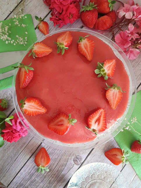 Tarta Mousse de Queso y Fresas 🍓 

Deliciosa crema de queso a la vainilla con puré de fresas. La textura os encantará.
Un postre irresistible para sorprender a alguien muy especial 🤗 

Receta 🍓 fresasconchocolatee.blogspot.com/2025/08/tarta-…
#mousse #queso #fresas #vainilla