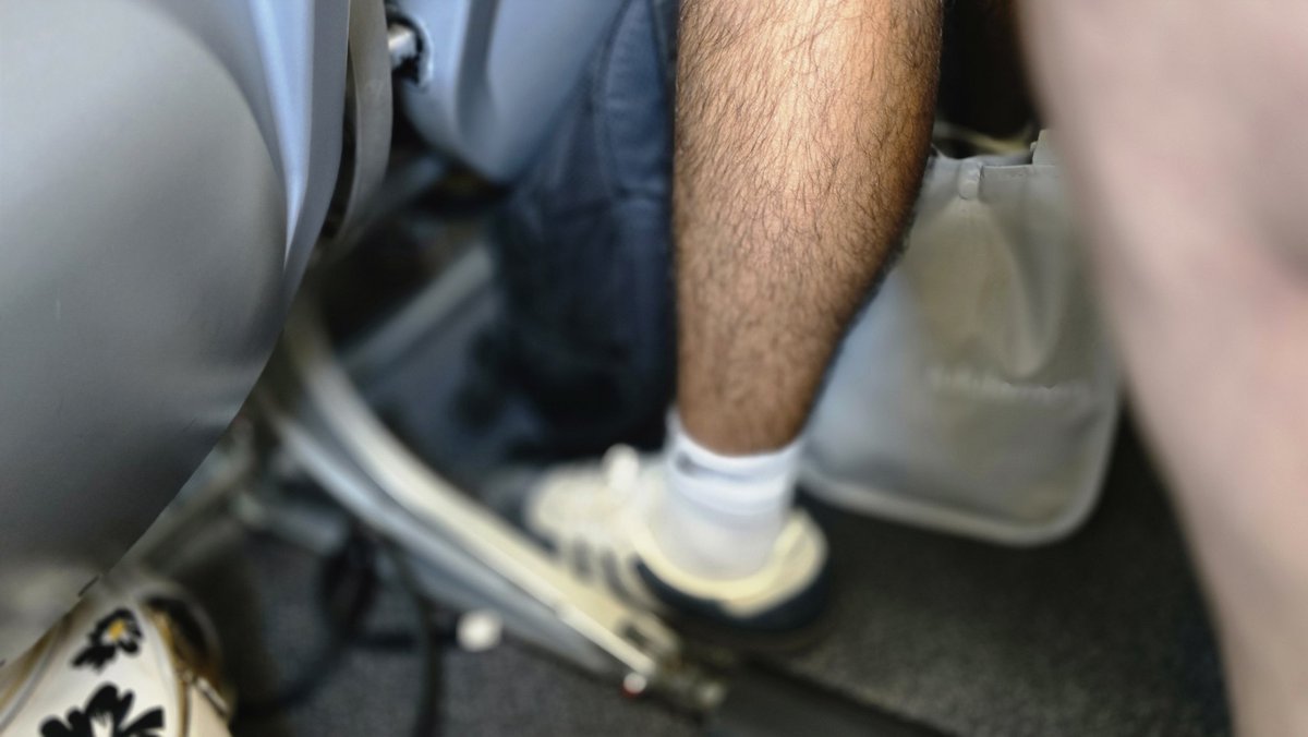 .<a href="/SpiritAirlines/">Spirit Airlines</a>, why don't your flight attendants follow faa regulations?  Items not stowed under seats! Of six seats across this row, FOUR have items not stowed.   (Row 10 flight #2620). And that's just this row.  :/ #dobetter