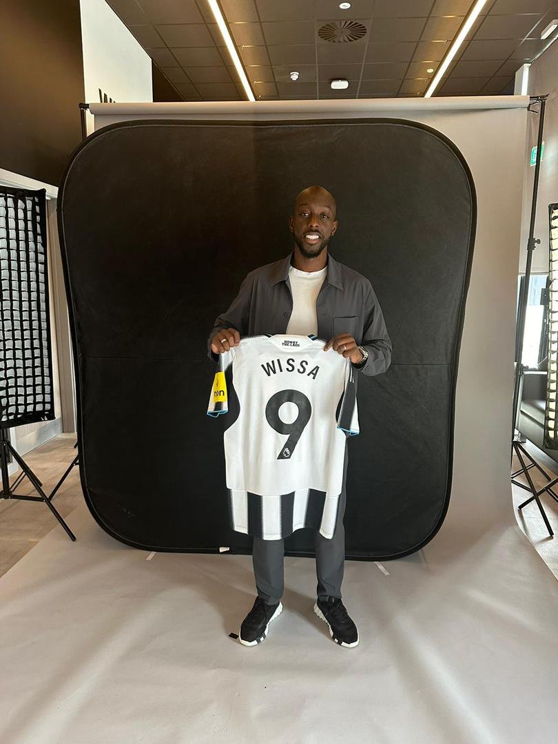 DeadlineDayLive's tweet image. 🚨 Yoane Wissa with his number 9 shirt at Newcastle.

(📸 @JacobsBen)