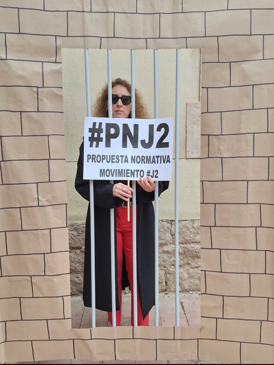 Encerrados/as en un sistema que nos condena a carecer de prestaciones y a una jubilación digna. Muchos/as no tuvimos opción y cuando pudimos optar, nuestro fondo se quedaba, como hasta ahora cautivo en la Mutualidad hasta nuestra jubilación. 
Enmienden e impulsen.
#AhoraONuncaJ2