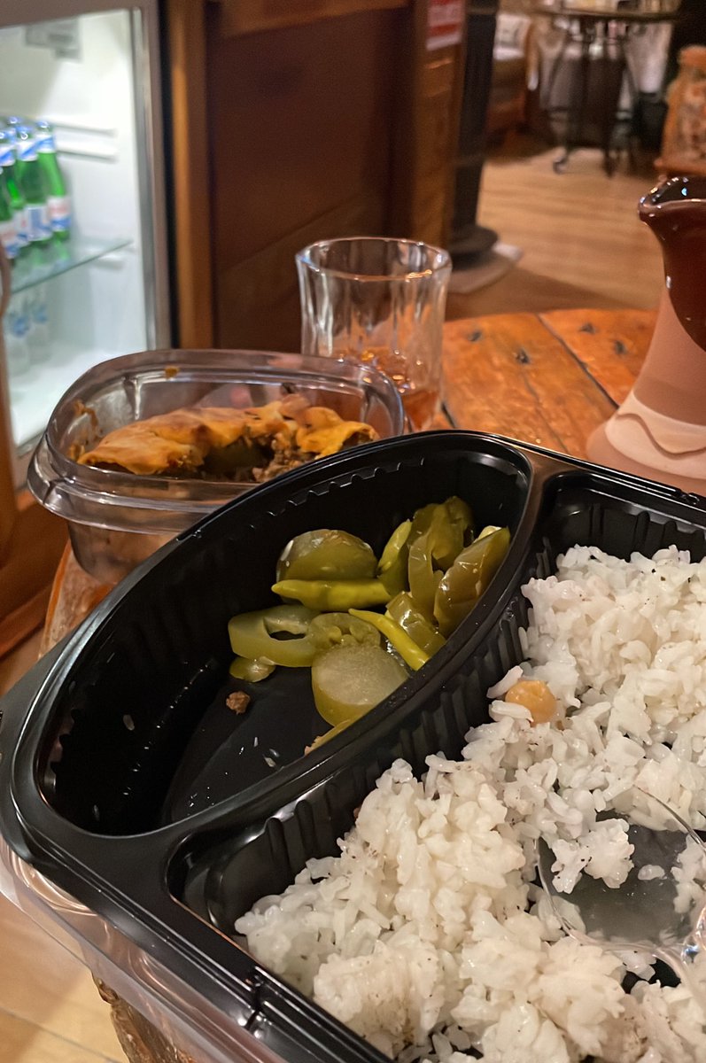 buz gibi bir take~away cold drip,
babaanne eli değmiş enfes bir pide
ve mahalle pilavcısının eşsiz pilavı..
adeta fevkalade bir tat harmanı..