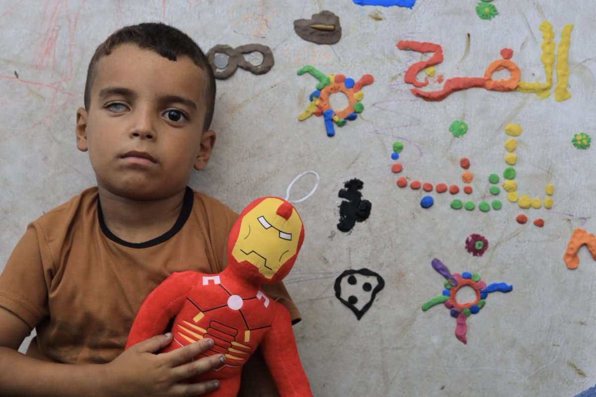 HaninMahir96's tweet photo. Imran, the one-eyed child, wrote on the wall “Relief, oh God.” Beside his paints, he placed his mother’s bullet. He shows us that his childhood is no game—it’s pain turned into silent witness.

Support my journalistic work in Gaza: https://t.co/ZWe523nWx8 https://t.co/if7T69uJR5