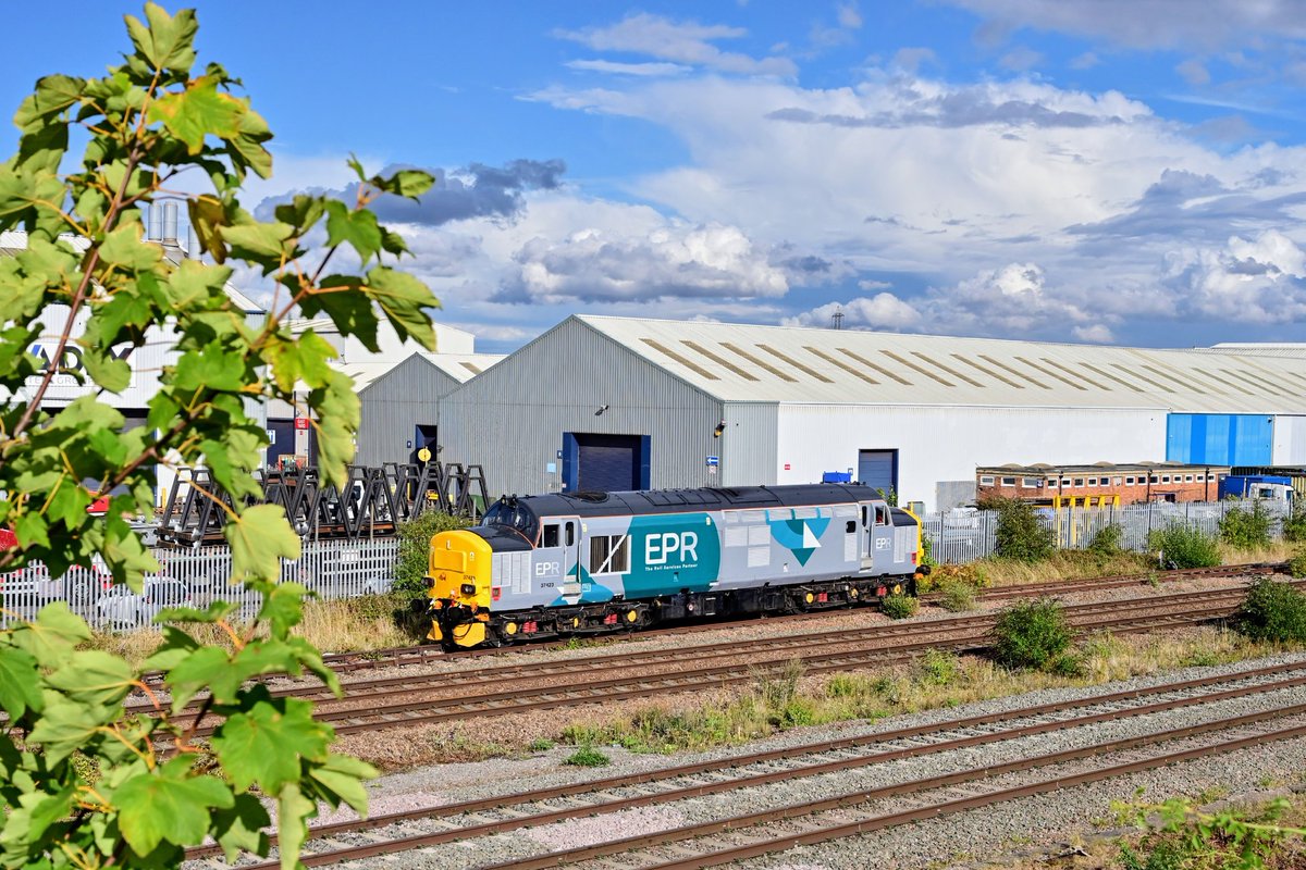 Some more views of 37423 with two barrier vehicles on today's 5Z37 Leicester LIP to Loughborough Brush via Toton, and the 37 waiting at the signal to head back to Leicester on 0Z23.