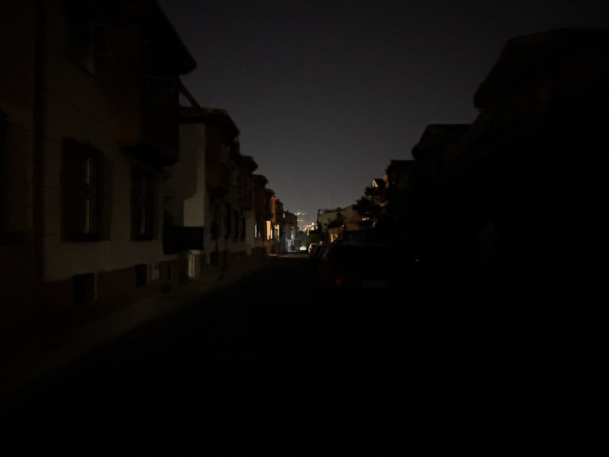 pp_armilla's tweet photo. ⚡️El socialismo tiene un grave problema con la luz y la energía. 🪫

Así anochece #Armilla hoy, con calles principales de nuestra ciudad completamente a oscuras y con el riesgo que ello conlleva.

#ArmillaSinBombillas💡 https://t.co/2WJzMATmFZ