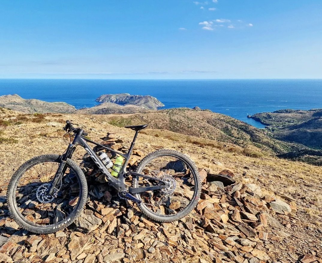 ricardrigall's tweet photo. Cala Jóncols, el Cap Norfeu i Cala Montjoi, des de Pedres Negres (471 m). #calamontjoi #calajóncols #capnorfeu #pedresnegres #roses #capdecreus #altempordà #bicicleta #btt #mtb #estiu2025 https://t.co/kKTktUx1Af