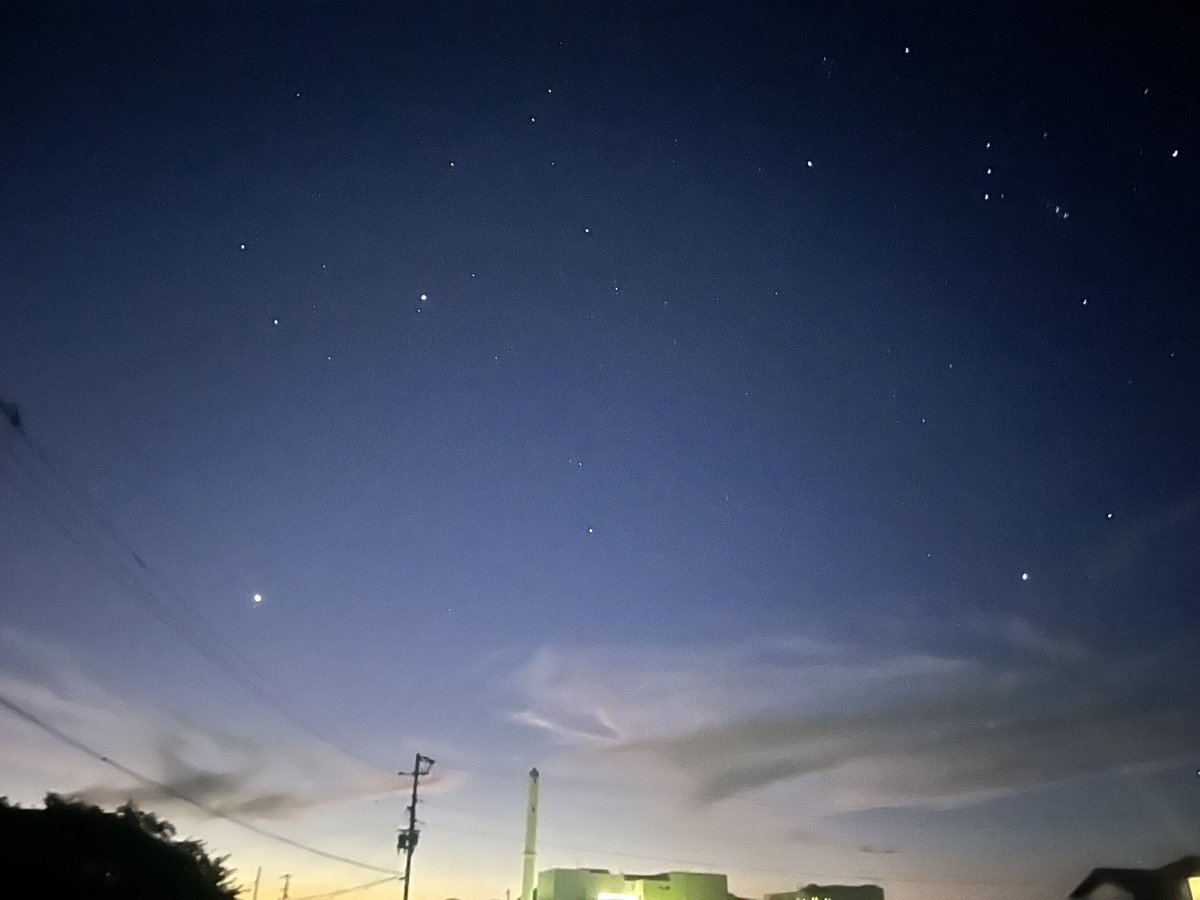 ftera01's tweet photo. 今朝4:40分
ワンコの散歩中！
#朝と夜のあいだ https://t.co/aFb8ONj7NE