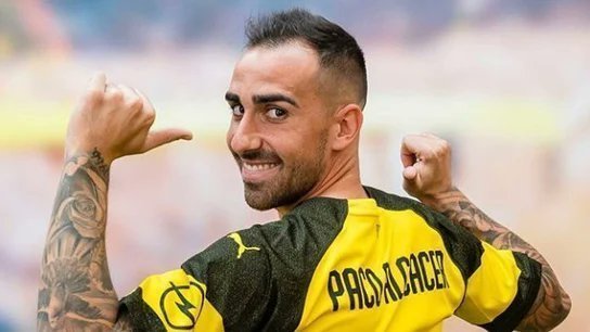 solofichajes123's tweet photo. El delantero de 32 años Paco Alcácer sigue sin equipo en el último día de fichajes. Al ser agente libre, podría firmar también a partir de mañana por cualquier club que disponga de una ficha libre https://t.co/CZaa3Kqx8h