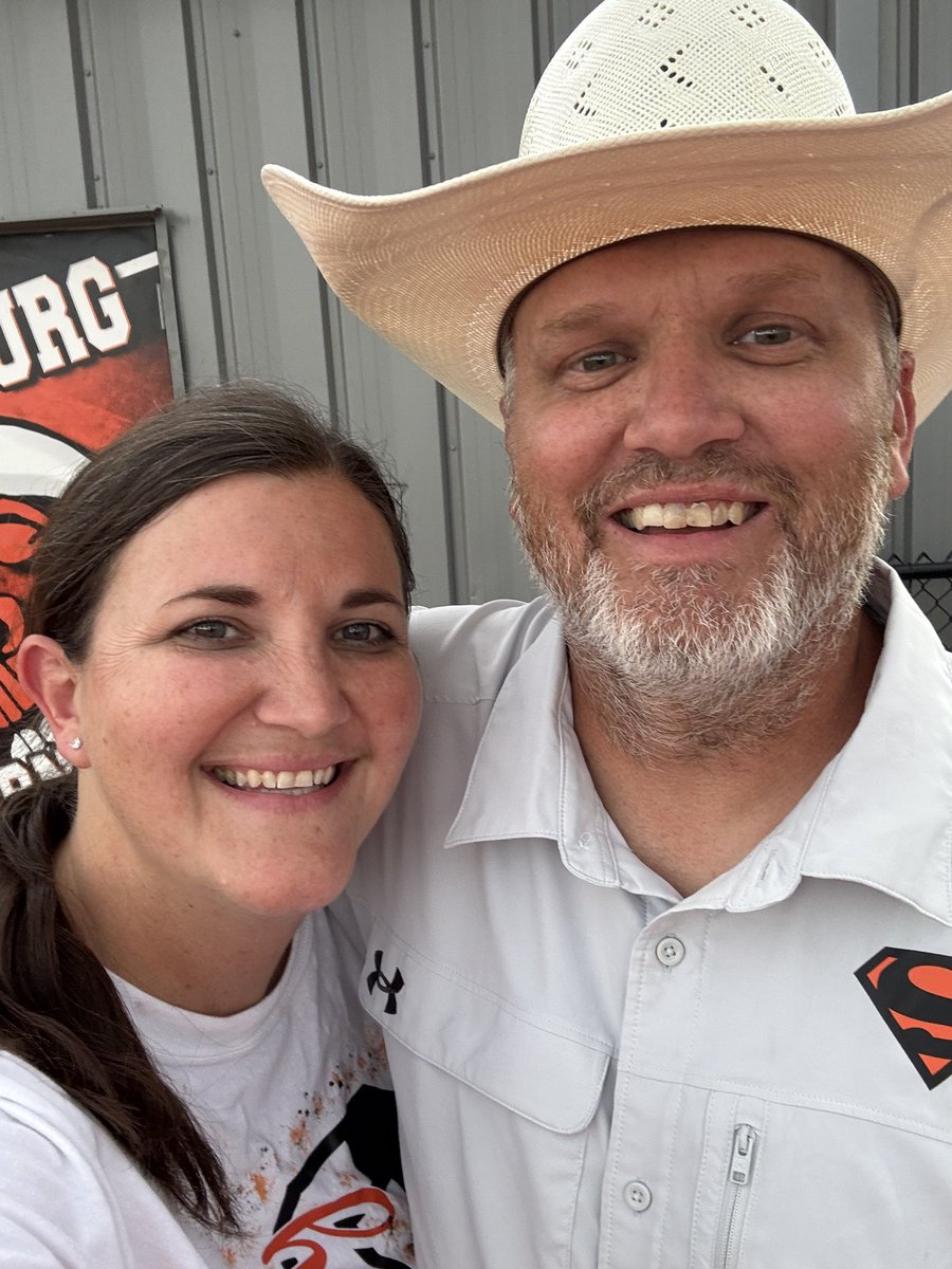 MrsCoachFerg's tweet photo. First of many. Proud wife and proud Shorthorn. 🧡🖤🧡🖤
#979horns #FN5GL #Sweepstakes @TMobile @979Horns https://t.co/zckM2w5SOC