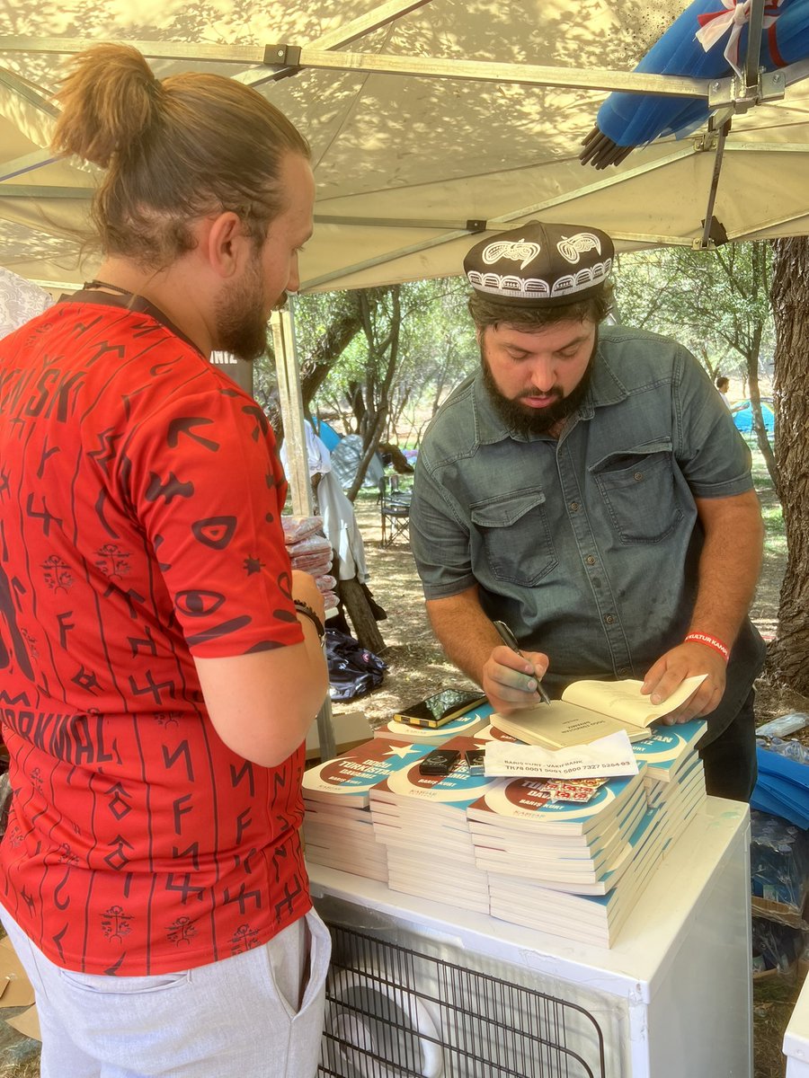 Doğu Türkistan’ın yiğit savunucusu, Türkistan kahve evi ve Turanyum Çay ve Gazoz yaratıcılarından <a href="/bariskurt52/">Barış Kurt 🇹🇷</a> ağabeyimizle Ankara Türk Kültür kampında denk geldik ve Türkistan mavisi formamızı takdim ettik. 🇹🇷
Kitap imzası içinse ayrıca  çok teşekkür ederiz. 
#DoğuTürkistan 🙏🏻💙