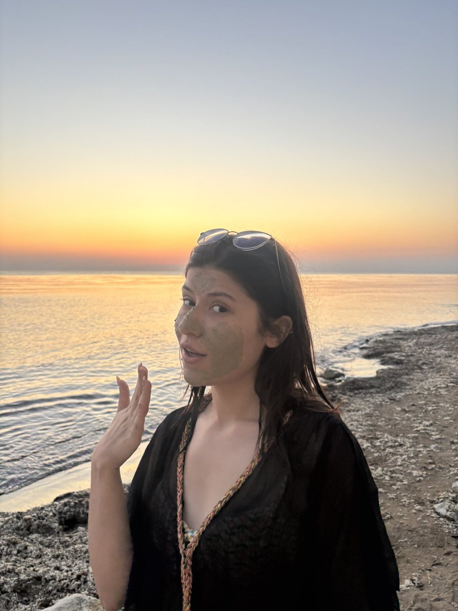 denizi olanlar çok şanslı deniz kenarında kil maskesi bile yapabiliyorlar inanılmaz 🤭