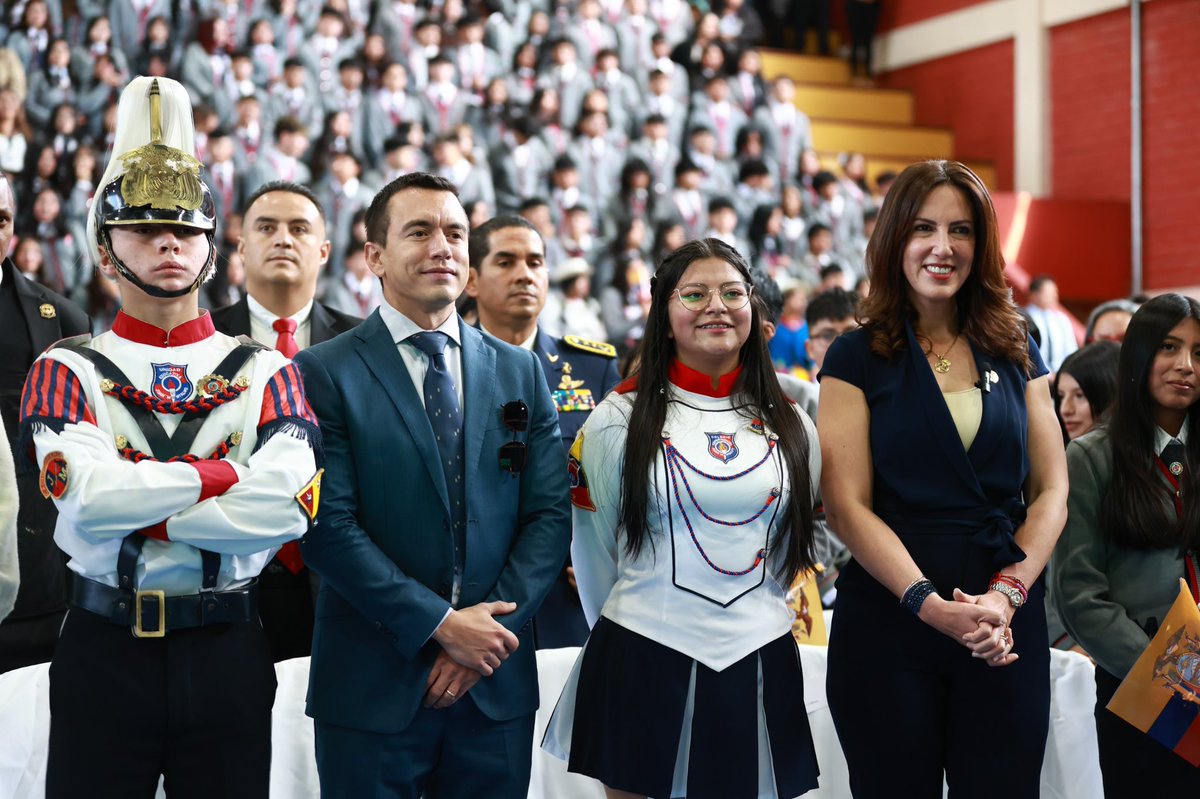 Educacion_Ec's tweet photo. 🤝  Como parte de las nuevas acciones, junto al @MinInteriorEc se presentó el #PlanNosCuidamos, una estrategia integral para prevenir la violencia, reducir riesgos sociales y el abandono escolar. 

El Presidente también anunció que Educación para la Seguridad será parte del currículo, para que los estudiantes aprendan cómo cuidarse y a convivir en paz, mientras se educan. ✅

¡#ElNuevoEcuadorImpulsa, construye y defiende a través de la educación! 📚

📰 BOLETÍN ➡️ https://t.co/XNf8SjjR6c

#VolvemosAlAula