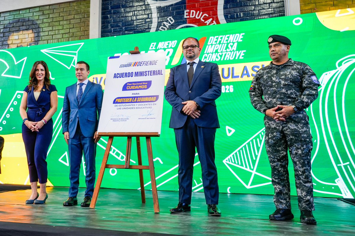 Educacion_Ec's tweet photo. 🤝  Como parte de las nuevas acciones, junto al @MinInteriorEc se presentó el #PlanNosCuidamos, una estrategia integral para prevenir la violencia, reducir riesgos sociales y el abandono escolar. 

El Presidente también anunció que Educación para la Seguridad será parte del currículo, para que los estudiantes aprendan cómo cuidarse y a convivir en paz, mientras se educan. ✅

¡#ElNuevoEcuadorImpulsa, construye y defiende a través de la educación! 📚

📰 BOLETÍN ➡️ https://t.co/XNf8SjjR6c

#VolvemosAlAula