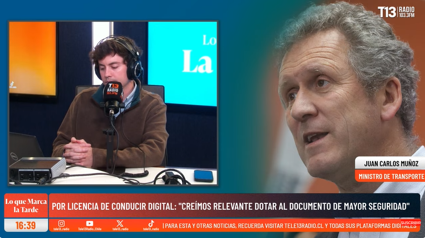 Tele13_Radio's tweet photo. 🎙️ “Nuestro esquema es más bien avanzar a que no haya brecha digital, pero tampoco forzando a nadie”: ministro Juan Carlos Muñoz (Transportes) por nueva licencia de conducir digital.
#LoQueMarca en vivo en https://t.co/ElEeQ3tdYC https://t.co/yTYRIs276Q