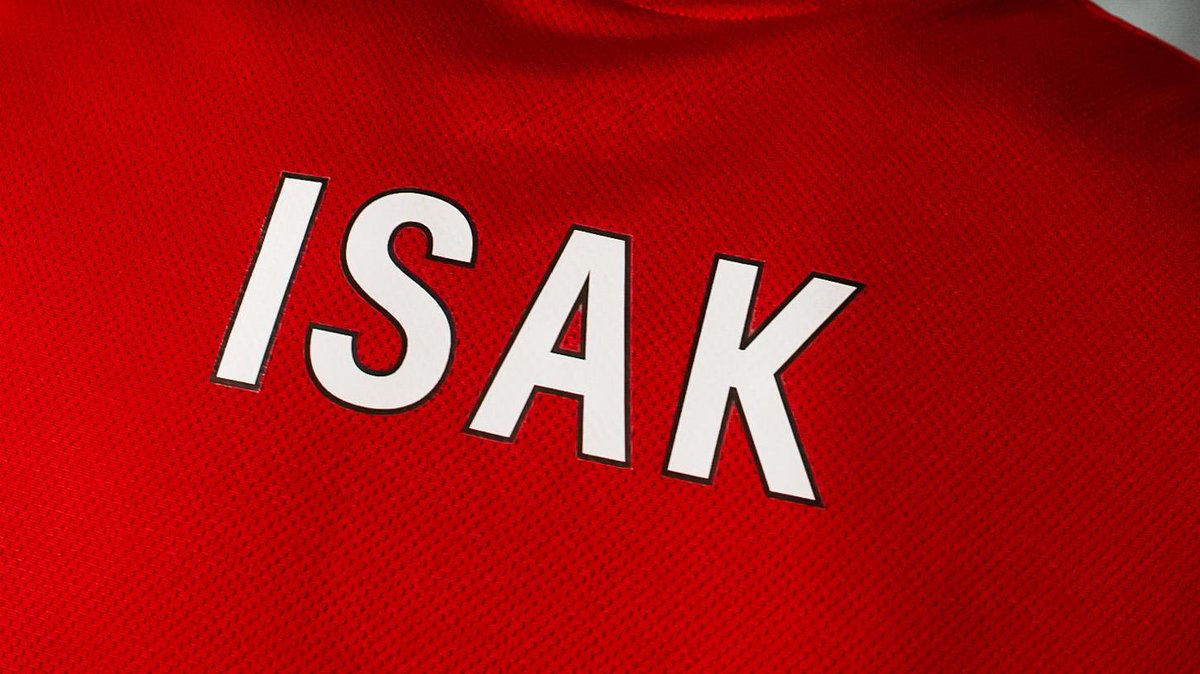 AnfieldSector's tweet image. Alexander Isak on wearing the no.9: 

"It means a lot, it's an iconic number. Obviously it comes with responsibility as well but I'm delighted to have this chance and get this number."