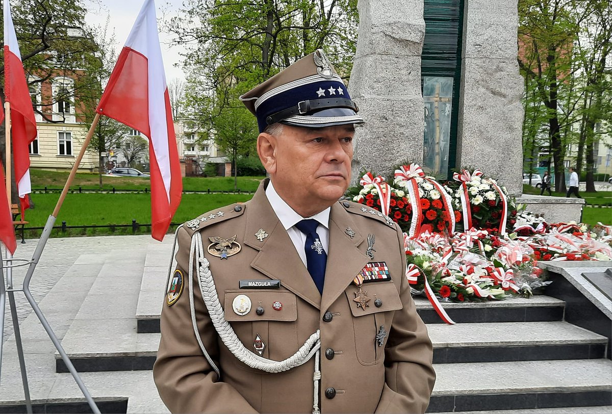 1 września, kolejna rocznica narodowej klęski.
Jej autorem był rząd nieodpowiedzialnych, pełnych buty bawidamków salonowych, napełnionych pychą nadludzi prawicy i łajdaków zorganizowanej zbiorowej ucieczki z kraju ze swoim łupem.
Doprowadzili do zupełnej ruiny wielu miast i