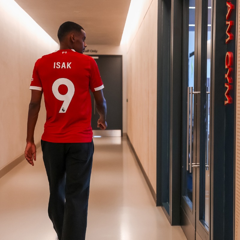 LFC's tweet photo. Check out the best photos as Alexander Isak joins the Reds on deadline day 📸