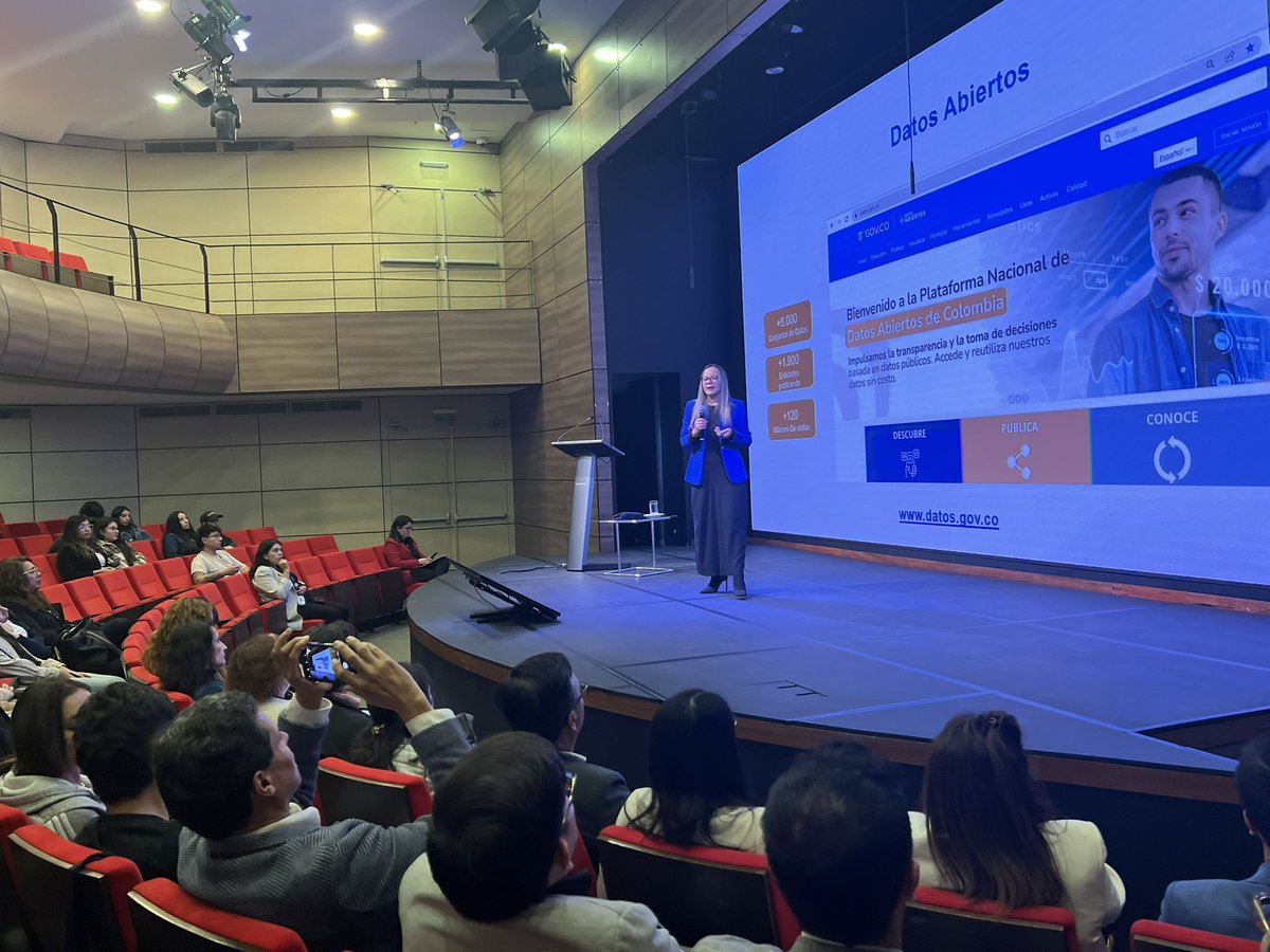 <a href="/Ministerio_TIC/">Ministerio TIC</a> <a href="/JulianRMolinaG/">Julián Molina Gómez</a> <a href="/CarinaMurciaY/">Carina Murcia Yela</a> 🇨🇴 Colombia avanza en #InteligenciaArtificial con la hoja de ruta 2025–2030. El <a href="/Ministerio_TIC/">Ministerio TIC</a> promueve la ética, el talento digital, los datos y la sostenibilidad para el desarrollo social y económico. 🚀 #GobiernoInteligente #ConDignidadCumplimos