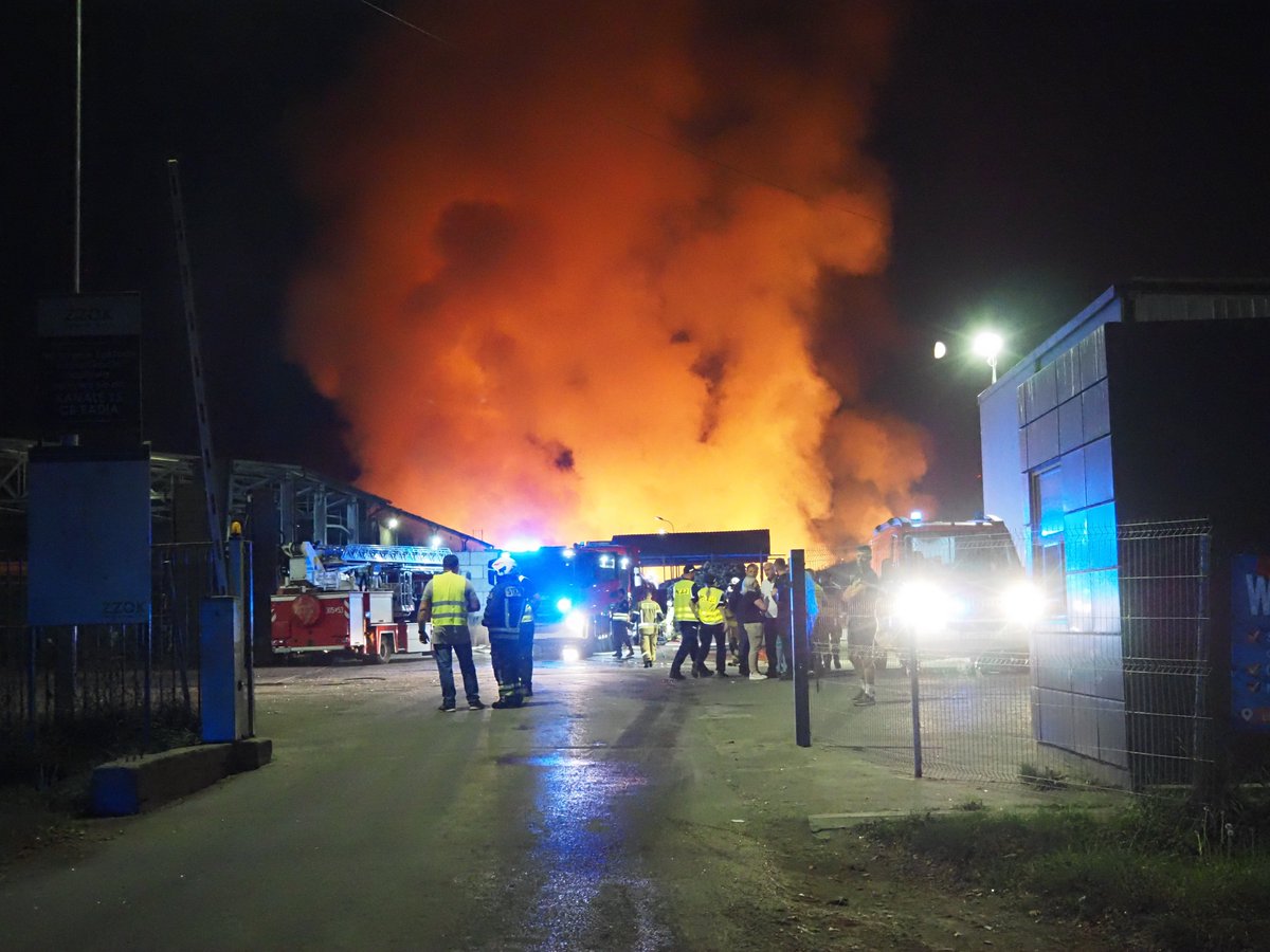 RadioLublin's tweet image. Hałda gabarytów na składowisku w Bełżycach nadal płonie. Trwa akcja gaśnicza.
#pożar #Bełżyce #strażpożarna