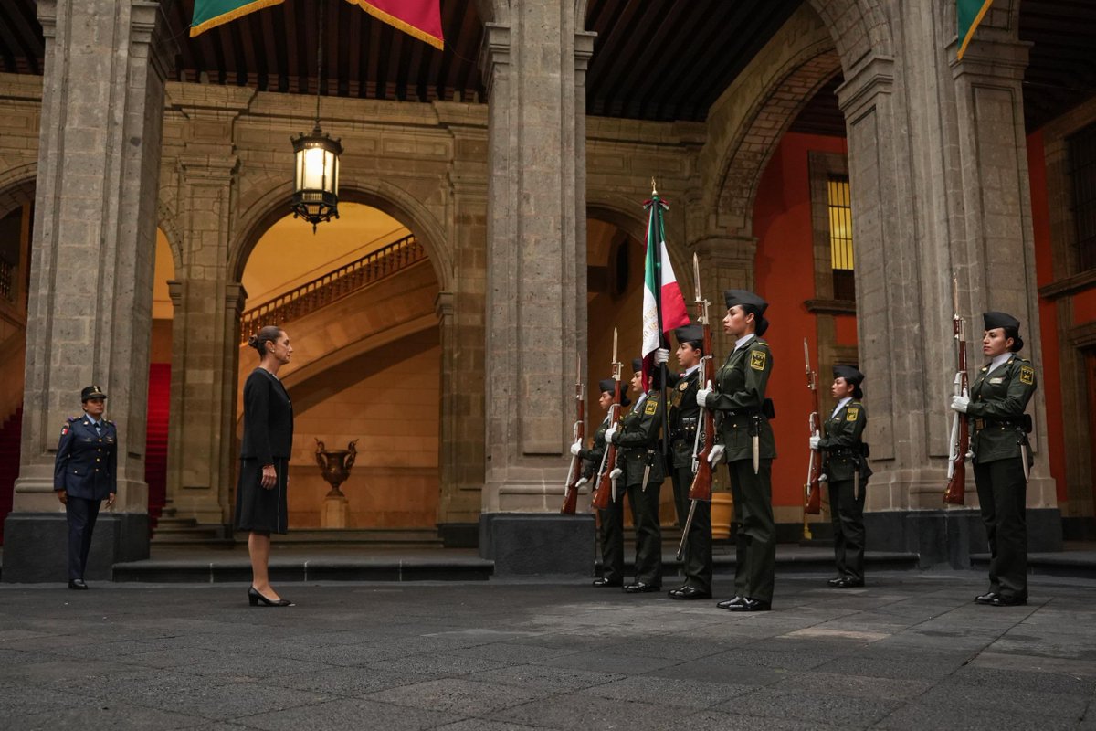 LuisaAlcalde's tweet photo. Acompañamos a la Presidenta @Claudiashein en su #Pr1merInforme desde Palacio Nacional.

Es un orgullo formar parte del Movimiento de Transformación más grande e importante de nuestro país, el cual se profundiza y consolida día tras día.

Hoy podemos decirlo a los cuatro vientos: en México pueblo y gobierno son uno mismo.