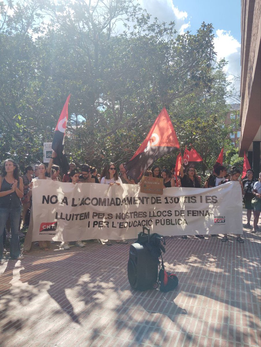 Comencem el curs concentrant-nos al departament d'<a href="/educaciocat/">Educació</a> contra els acomiadaments dels equips socials. 

Per la dignitat dels nostres llocs feina i per una educació pública de qualitat!