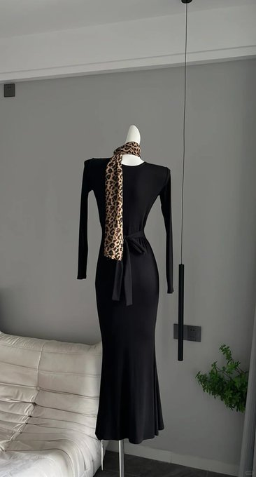 Olanna_1's tweet photo. Chic and bold! This black dress with a leopard print scarf adds a wild touch to any outfit.  #Fashion #Style #ElegantVibes https://t.co/jZGM2W4PHA