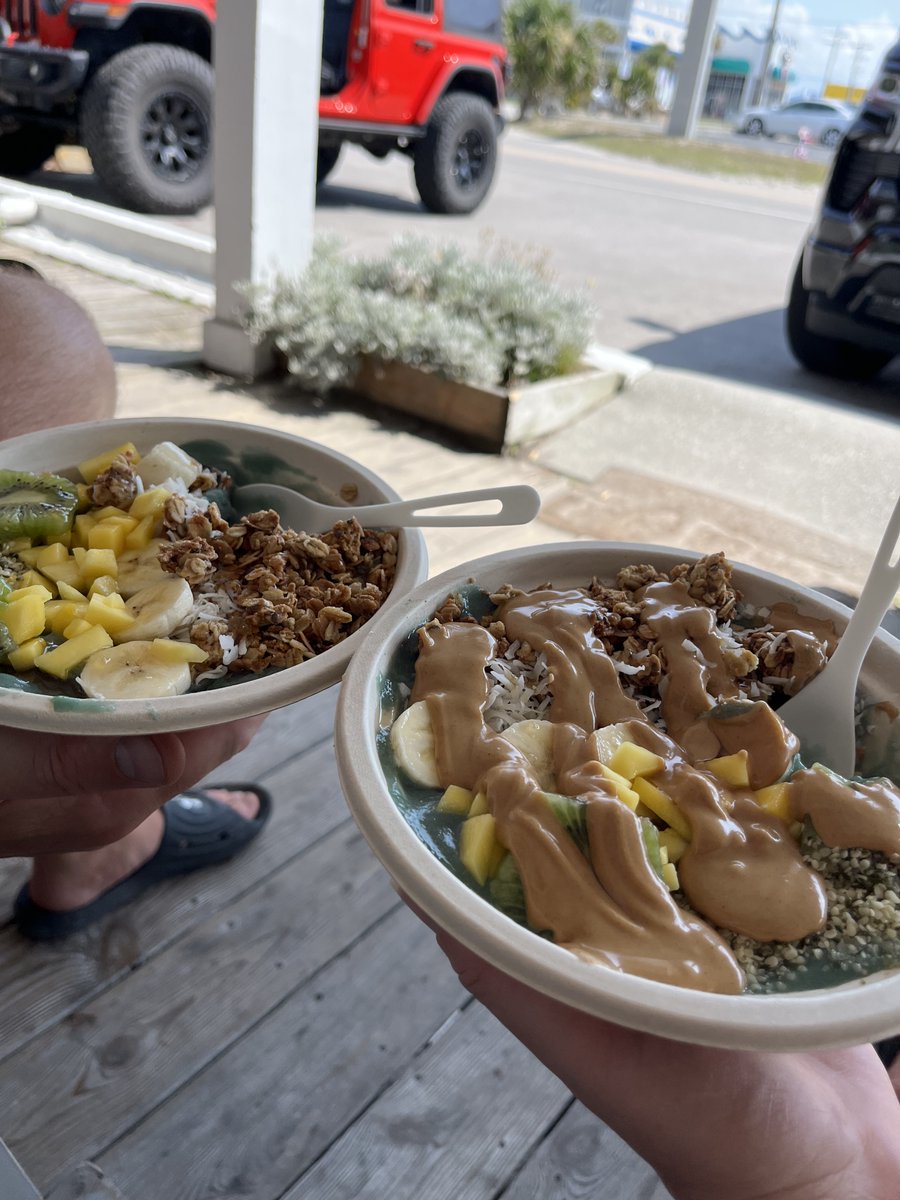 SweetSanctions's tweet image. Acai bowls @northshorejuice  🥝🍌
Refresh. Reset. Prep for the day. ✨
Breakfast date &amp;gt; everything else. 😉 #skipwork