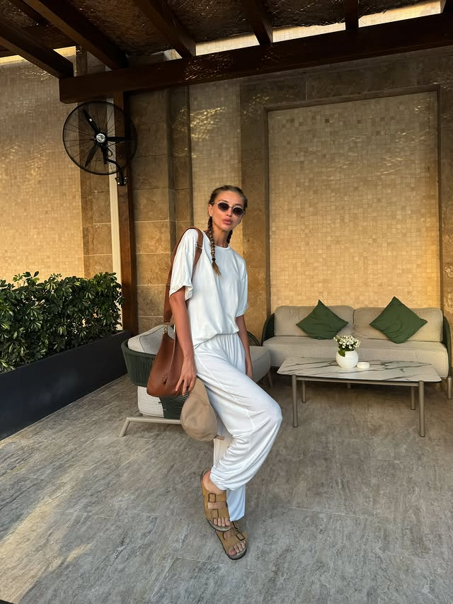 HaliluSalisu2's tweet image. Dress simple, live free—less clutter, more joy. #MinimalLife #EasyHappiness