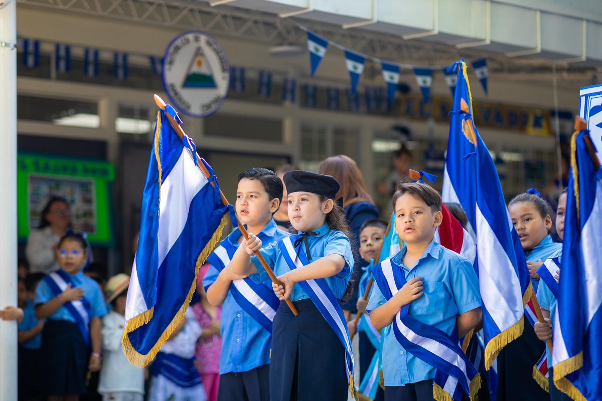 #Nacionales || El Ministerio de <a href="/EducacionSV/">Ministerio de Educación</a> destaca que los lunes cívicos son espacios para fortalecer la identidad nacional, la disciplina y los valores en los niños y jóvenes. 

Se escucha el himno nacional, se izan las banderas y se vive el respeto por los símbolos patrios.