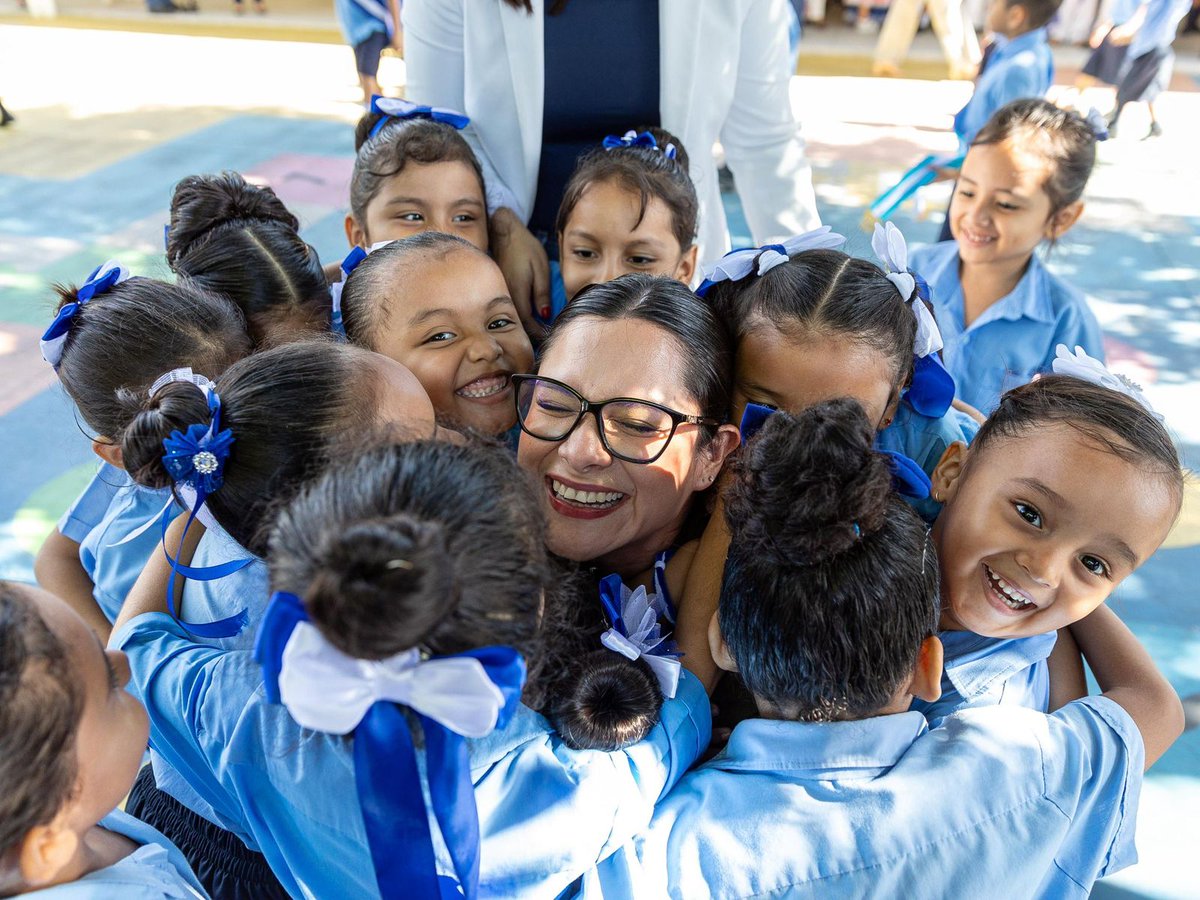 #Nacionales || Hoy, la Ministra <a href="/KarlaETrigueros/">Karla Trigueros</a> participó en el acto de Lunes Cívico realizado en la Escuela de Educación Parvularia Colonia Atlacatl, en San Salvador. 

Esta actividad se desarrolló de manera simultánea en todos los centros educativos públicos a escala nacional.