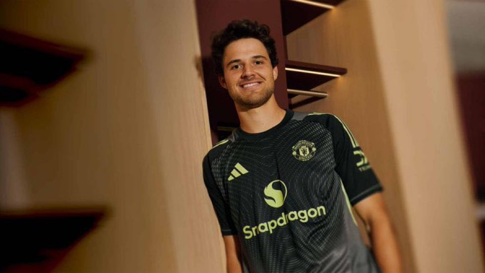 ✅ ✍🏻 رسميًا | نادي #مانشستر_يونايتد الانجليزي يتعاقد مع الحارس البلجيكي سين لامينس | 23 عام | لمدة 4 مواسم مقبلة قادمًا من نادي #رويال_أنتويرب البلجيكي مُقابل 25 مليون يورو.

#DeadlineDay