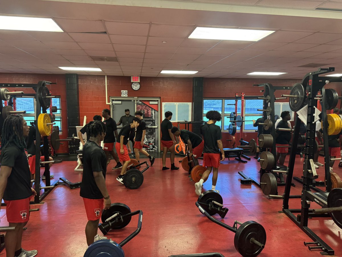 BFTerryFootball's tweet photo. Morning practice, eating weights for breakfast, and ice tubs! #WontheDay https://t.co/7fx1jAsSF3